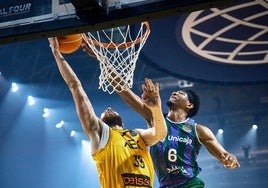 Taylor coloca un tapón a Grant Golden en el último cuarto.