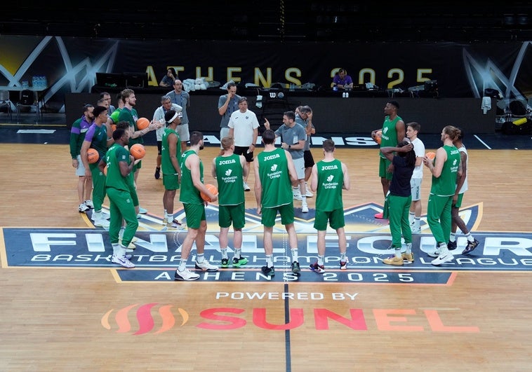 La plantilla del Unicaja, en el Sunel Arena.