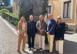 Mercedes Sánchez y Pablo Pastor, junto al nuevo Papa León XIV, acompañados por una pareja de amigos.