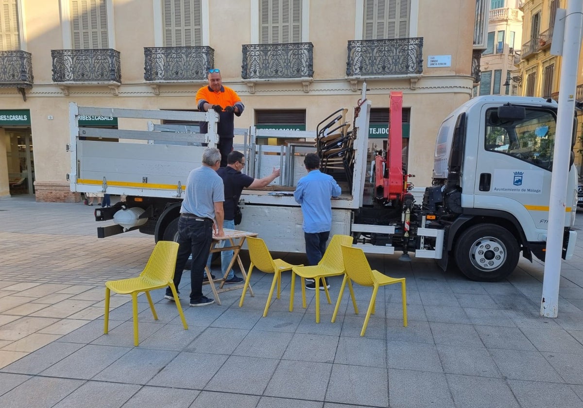 El Ayuntamiento de Málaga retira mobiliario de terrazas en la plaza de Camas y Carranque por incumplir «reiteradamente» la ordenanza