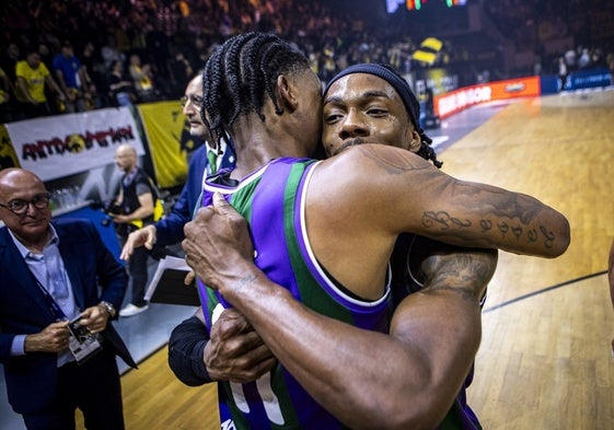 Carter y Perry, abrazados tras ganar al AEK.