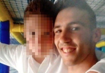 Una imagen de Alejandro con uno de sus primos, hijo de su tía Nuria, quien denunció su desaparición.