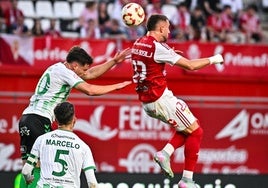 Un duelo aéreo en el Murcia-Antequera.