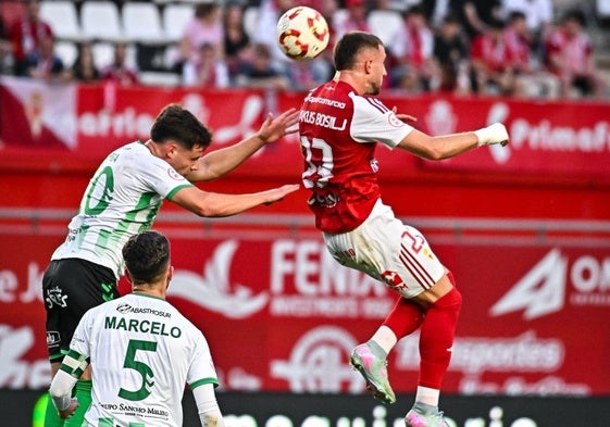 Un duelo aéreo en el Murcia-Antequera.