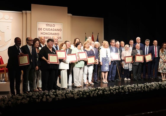 El Teatro de Marbella acogió ayer la gala para el reconocimiento de los 16 Ciudadanos Honorarios del año 2025.