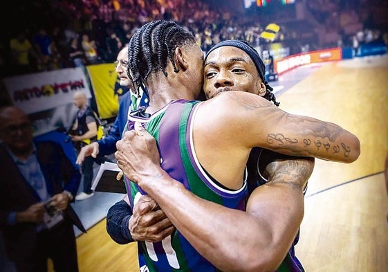 Carter y Perry, al final del encuentro en Atenas.