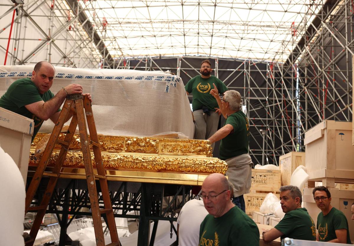 Imagen principal - Preparativos para la Gran Procesión en Roma: comienza el montaje del trono de la Virgen de la Esperanza