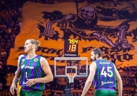 Osetkowski y Kravish, delante de la afición del AEK.