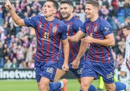 Los jugadores del Eldense celebran un gol de Juanto Ortuño, su referente en ataque.