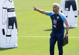 Sergio Pellicer, en el entrenamiento de ayer del Málaga en La Rosaleda, antes de viajar a Alicante.