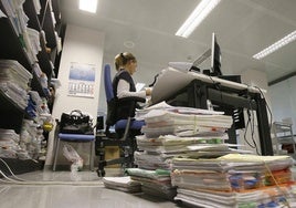 Carpetas y legajos se acumulan en uno de los juzgados de Málaga.