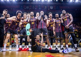 Los jugadores del Galatasaray celebran su victoria ante el Tenerife.