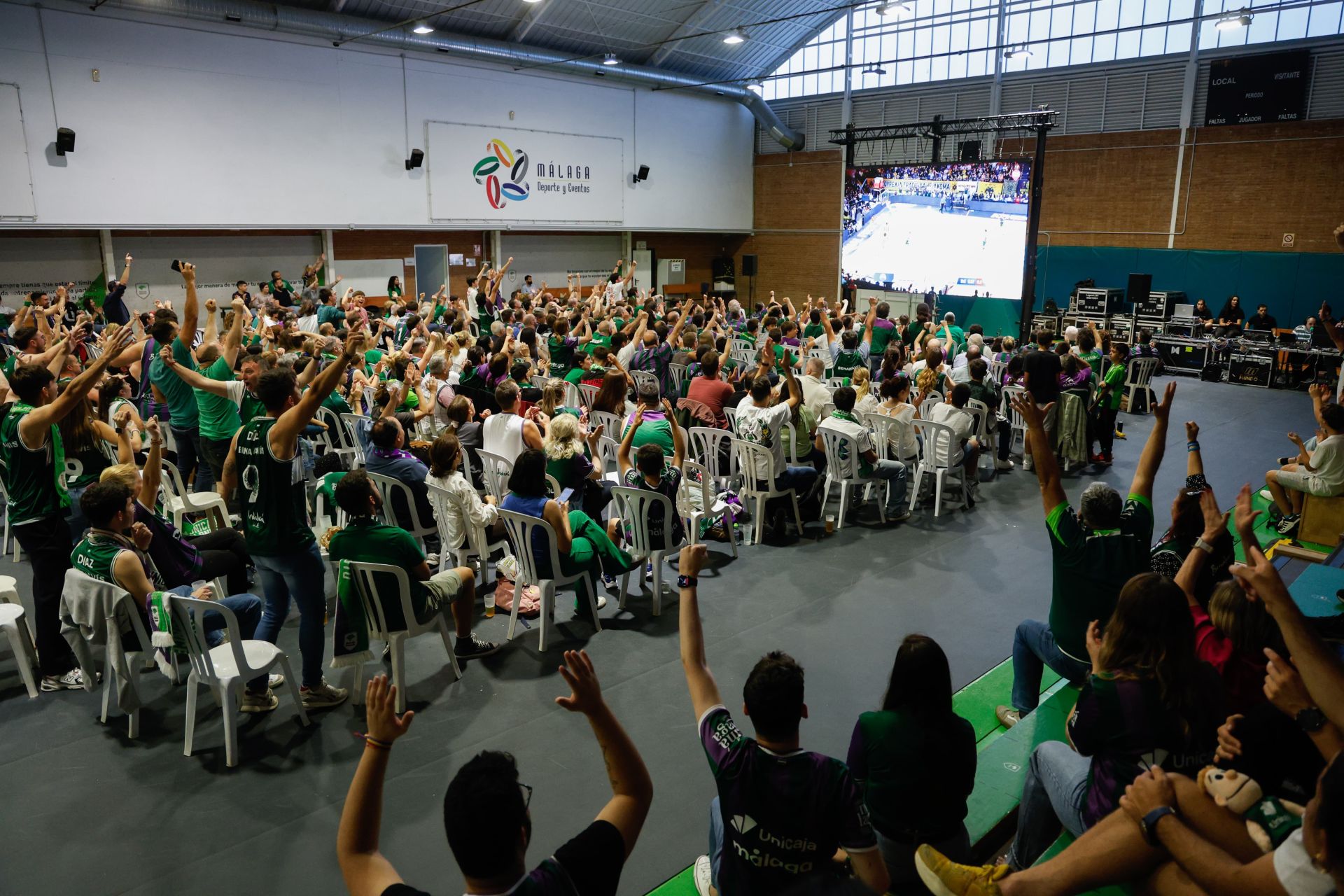 La marea verde en el pabellón Martín Urbano frente al AEK, en imágenes