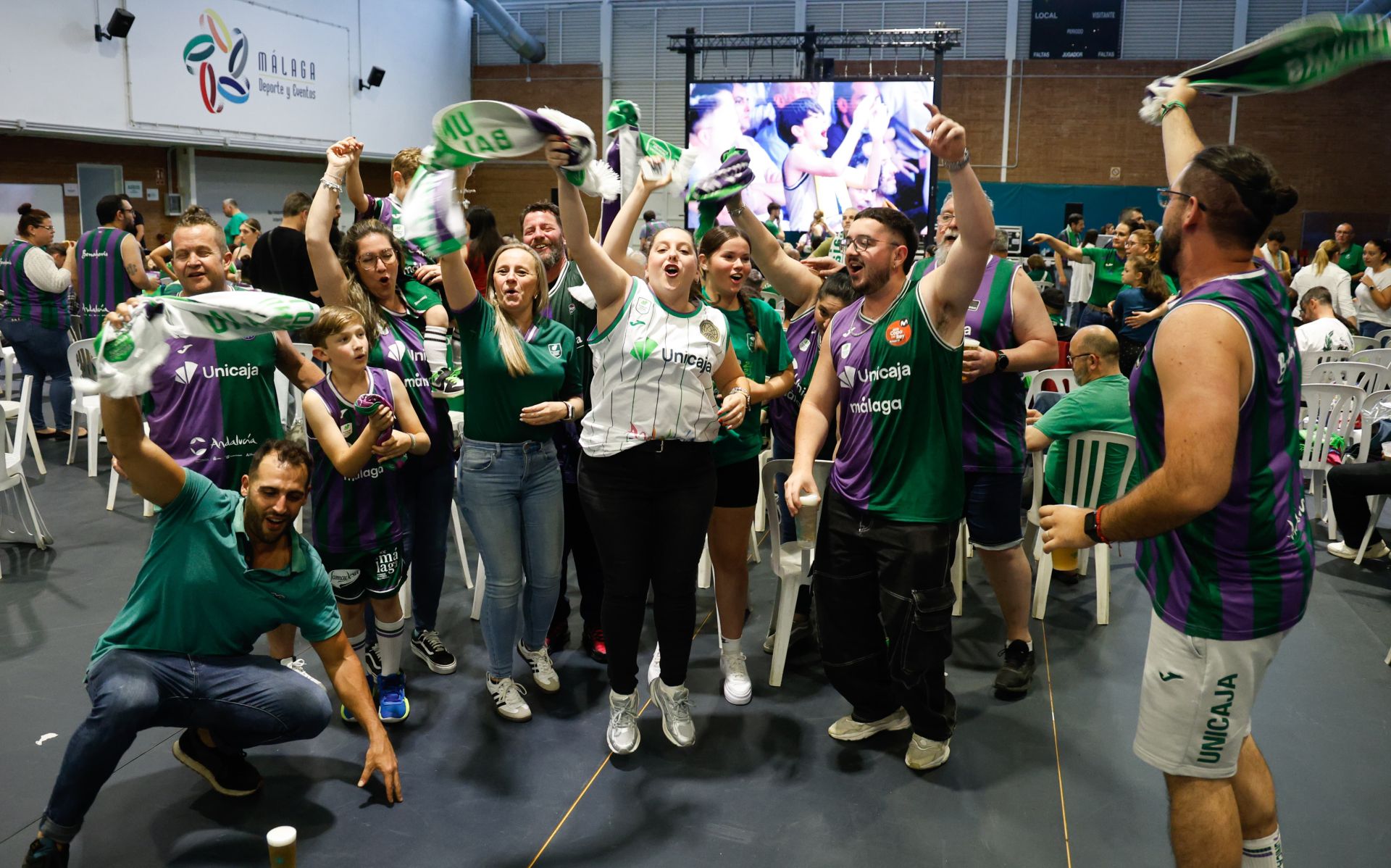 La marea verde en el pabellón Martín Urbano frente al AEK, en imágenes