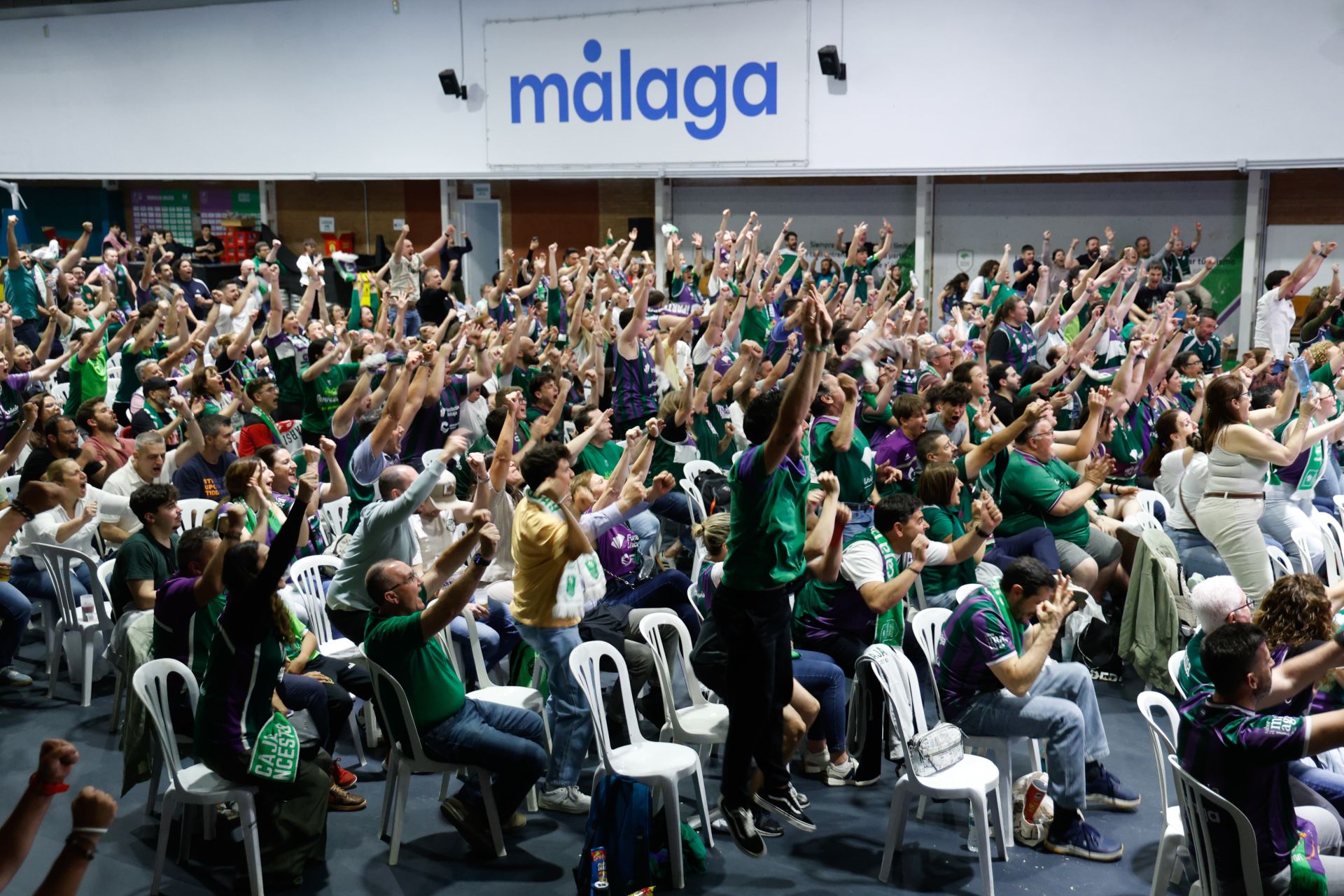 La marea verde en el pabellón Martín Urbano frente al AEK, en imágenes