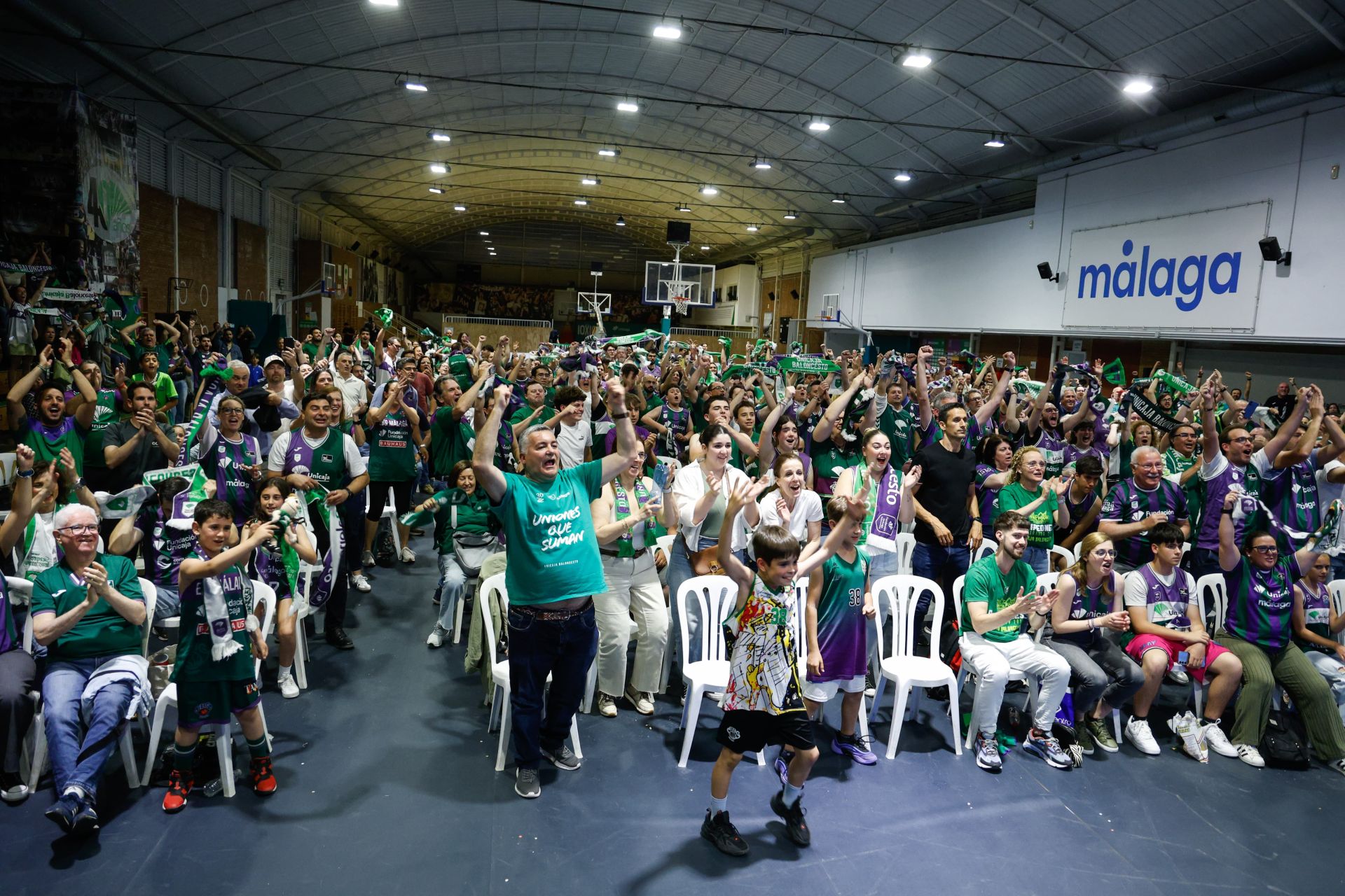 La marea verde en el pabellón Martín Urbano frente al AEK, en imágenes