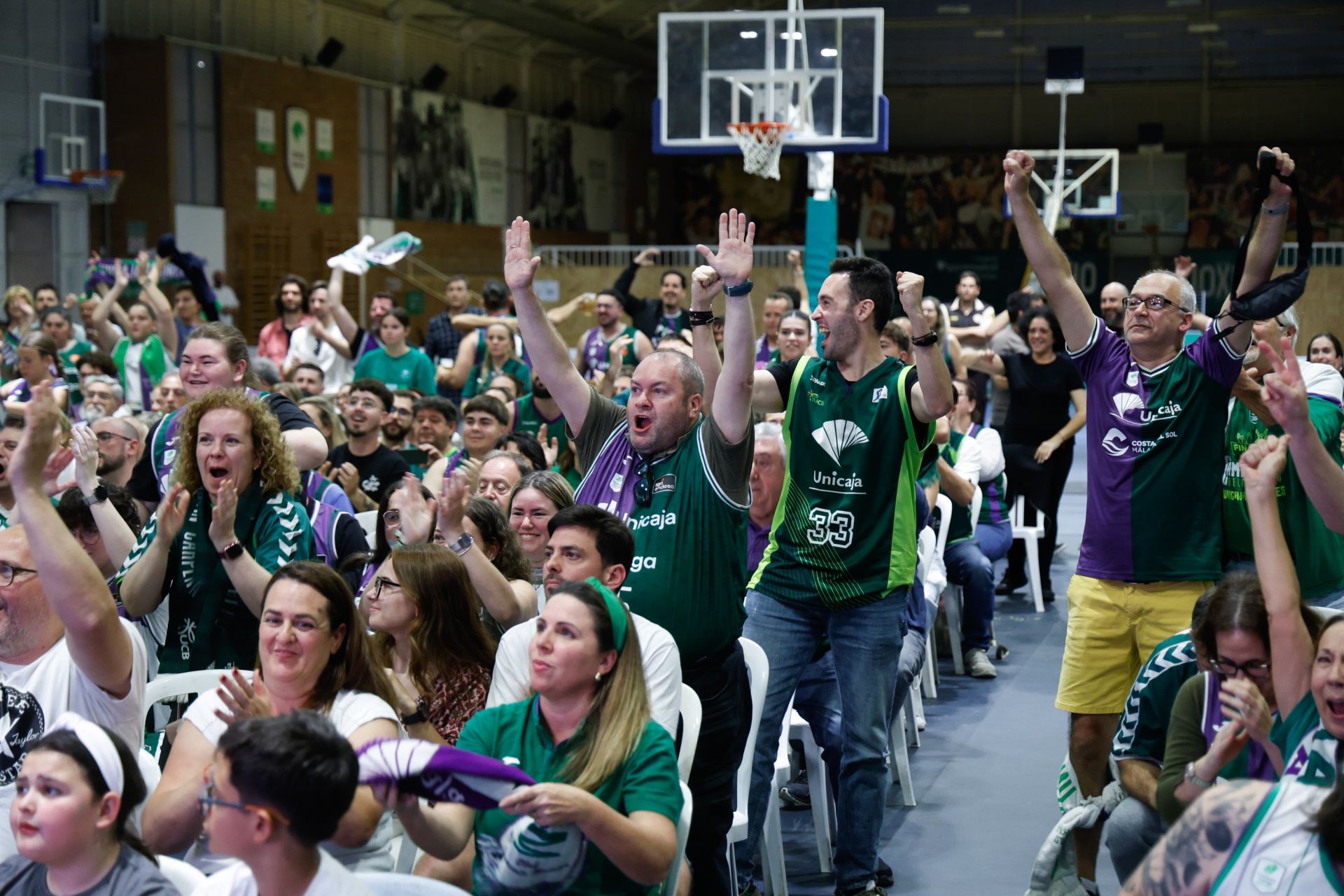 La marea verde en el pabellón Martín Urbano frente al AEK, en imágenes