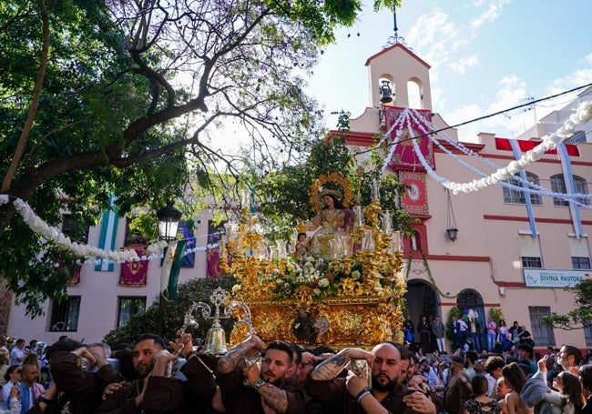 La imagen mariana, tras su salida desde el interior del templo capuchinero.