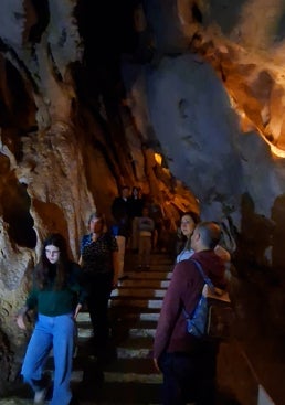 Imagen - Visitantes en la Cueva del Tesoro.