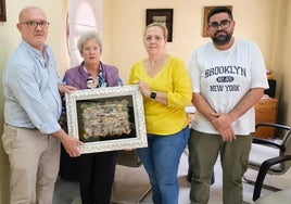 Entrega del homenaje de Pedralba al alcalde de Casabermeja.