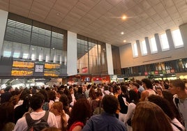 Viajeros afectados por retrasos en la estación de Santa Justa en Sevilla.