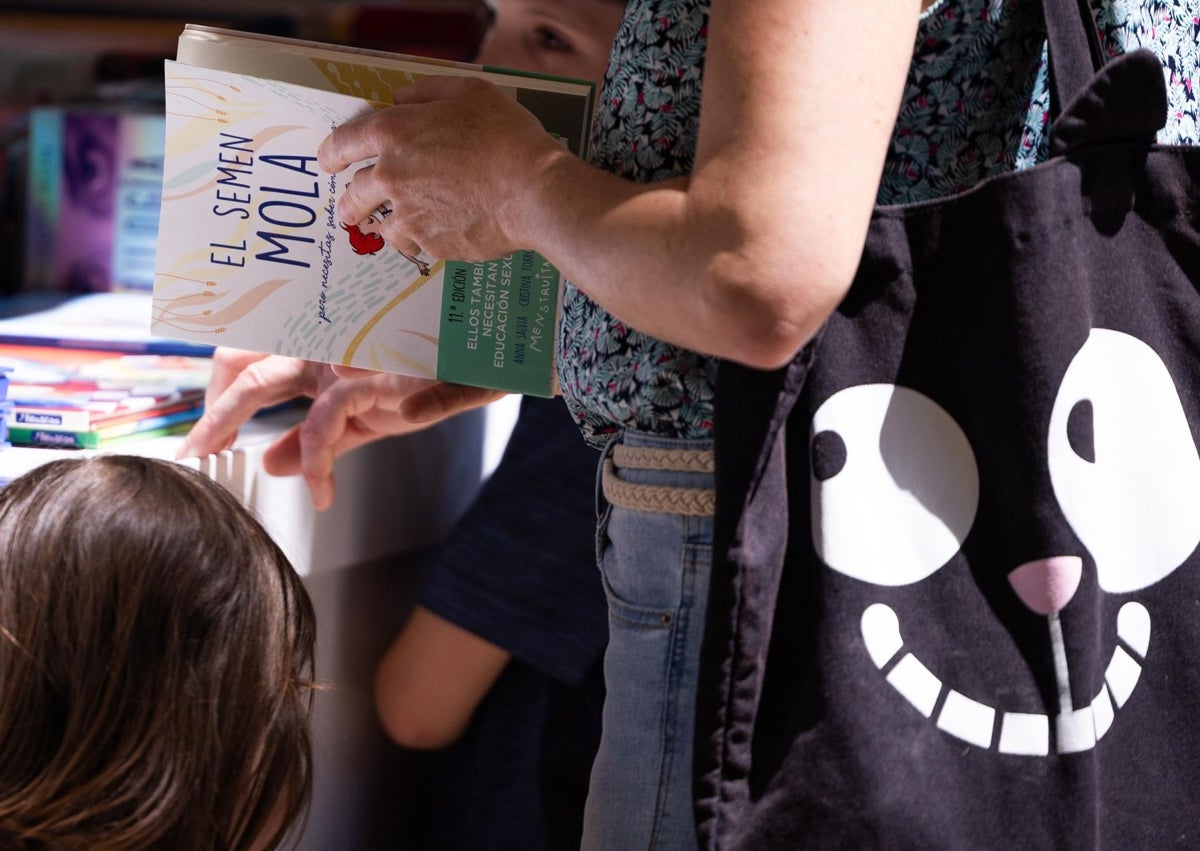 Imagen secundaria 1 - Imágenes de este domingo en la Feria del Libro. 