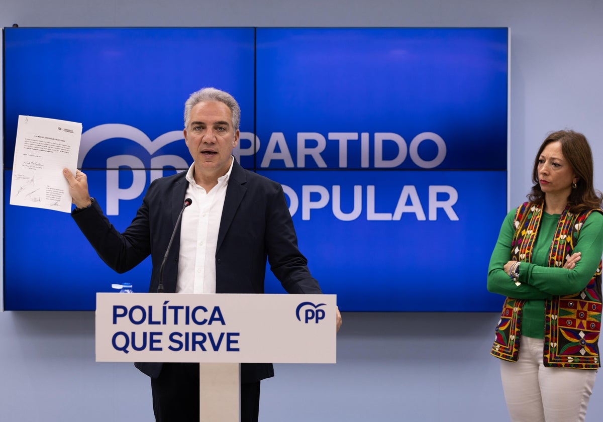 Elías Bendodo y Patricia Navarro, en la sede del PP de Málaga.