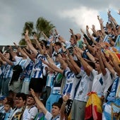 Aficionados del Málaga desplazados a Elda cantan el himno del conjunto blanquiazul.