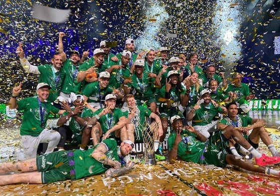 El Unicaja posa como campeón.