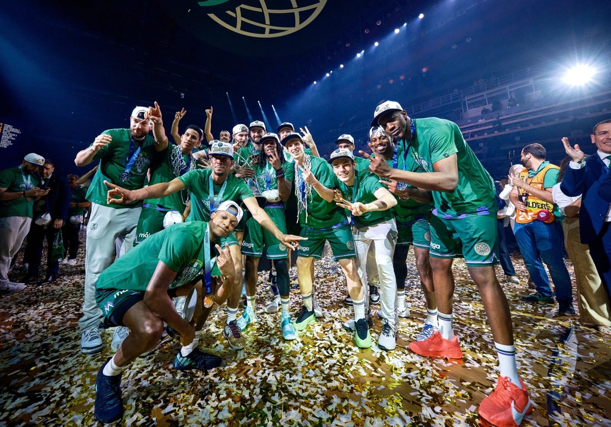 Los jugadores del Unicaja celebran en Atenas.