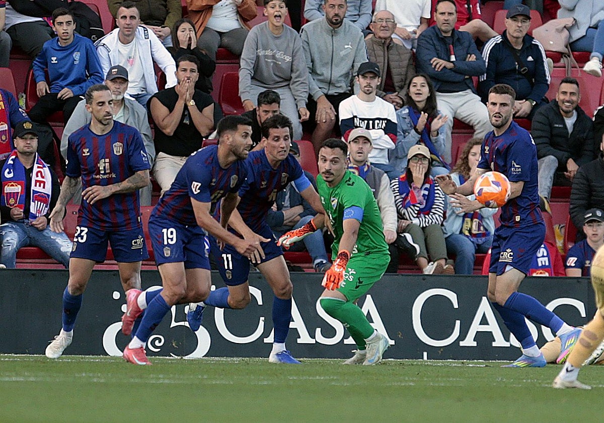Una acción de ataque de Fede Vico y Juanto Ortuño en el segundo tiempo ante Alfonso Herrero.