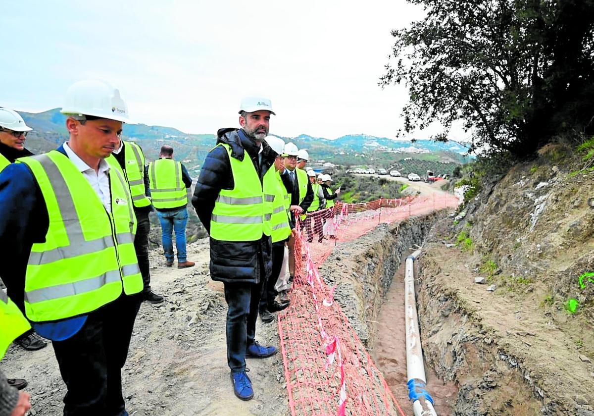 El consejero de Agricultura, Ramón Fernández-Pacheco, en unas obras hídricas en la provincia de Granada.