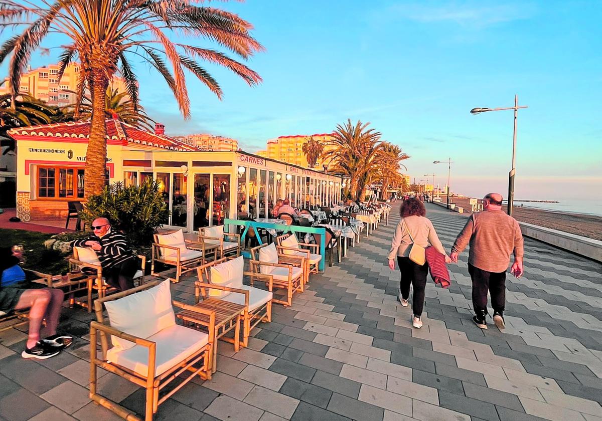 Establecimientos de hostelería en el paseo marítimo de Ferrara de Torrox-Costa.
