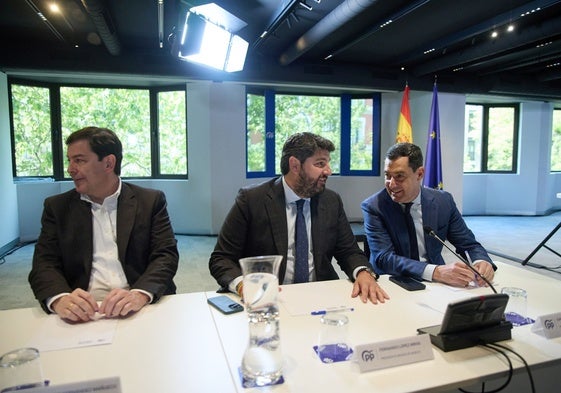 Juanma Moreno, a la derecha, junto a Fernández Mañueco y López Miras, en las reunión del Comité Ejecutivo del PP.