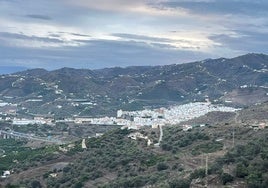 Vista panorámica del casco urbano torroxeño, con la autovía al sur.