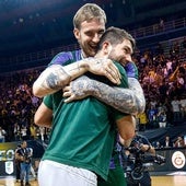 Balcerowski se abraza con Tillie tras el final del partido con el Galatasaray.