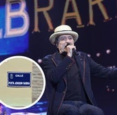 Imagen del concierto del viernes de Sabina en Málaga. En la foto de detalle, placa de la calle de Villanueva de Algaidas
