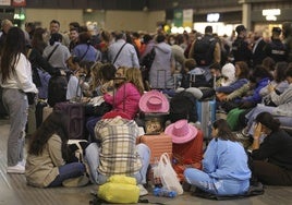 Pasajeros afectados por retrasos el lunes de la semana pasada en Sevilla.