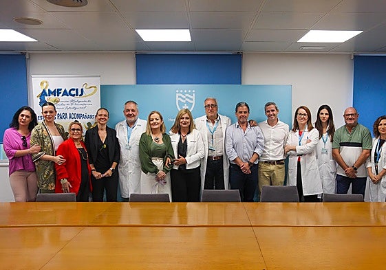 Imagen de los participantes en la firma del convenio.