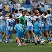 Los jugadores del Atlético Malagueño celebran el ascenso a Segunda RFEF, tras ganar al Mancha Real en La Rosaleda.