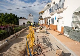 Imagen de los trabajos en la céntrica calle Cristo de la pedanía nerjeña.