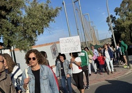 Familias se concentran en las entradas al centro por las mañanas