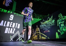 Alberto Díaz salta a la pista del Sunel Arena durante la Final Four.