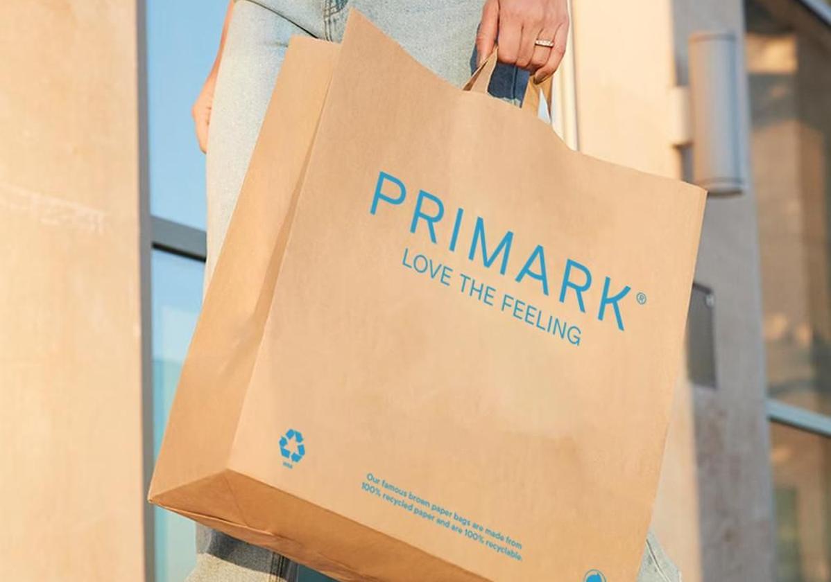 Se acabaron las bolsas gratuitas en Primark: sus tres tiendas en Málaga ya las cobran