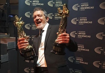El actor y director Antonio Banderas posa con dos de los premios conseguidos con el musical 'Gypsy', durante la gala de los premios Talía celebrada este lunes en Madrid.
