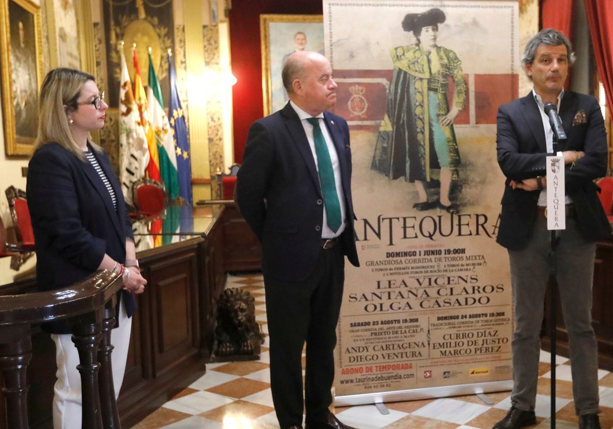 La concejal Elena Melero, el alcalde Manuel Barón y el empresario Jorge Buendía.