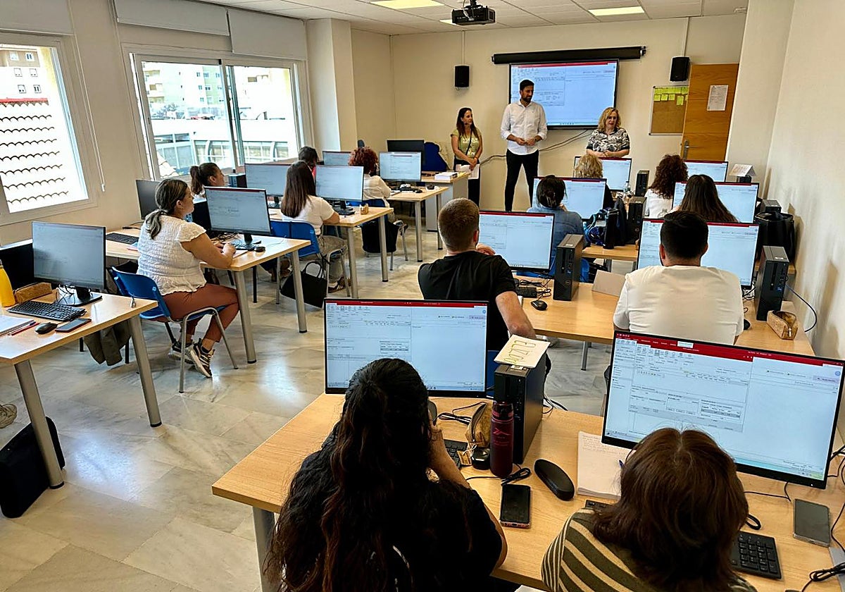 La alcaldesa habla con demandantes del empleo del municipio.