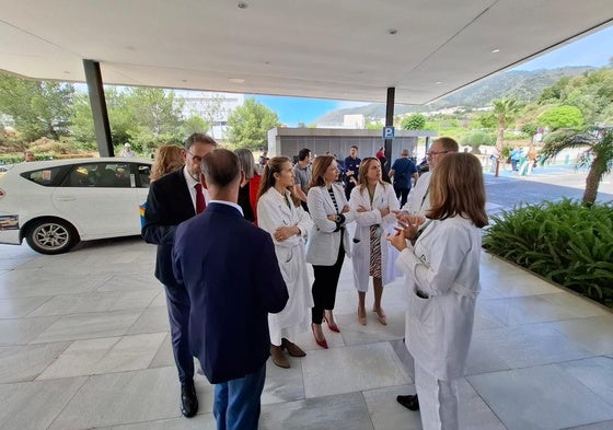 Navarro, acompañada de otras autoridades y responsables sanitarios, durante su visita al hospital de Benalmádena.
