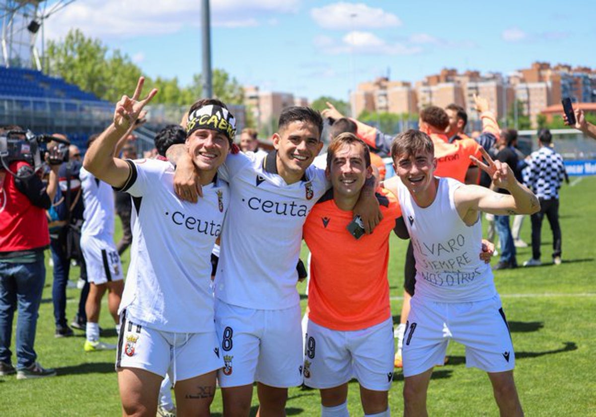 Varios jugadores del Ceuta, entre ellos el exmalaguista Kuki (segundo por la mizquierda) celebran el domingo el ascenso a Segunda en Alcorcón.
