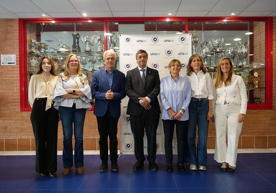 Imagen de la presentación de 'Mueve Montañas'. En el centro, Emilio Alba y el rector de la UMA, así como también se encuentran en la imagen las vicerrectoras de Igualdad, Política Social y Bienestar Universitario, María José Berlanga (a la derecha del rector), y la de Estudiantes y Empleabilidad, Susana Cabrera (junto a Emilio Alba). Al lado de Berlanga, Bella Isabel Pajares.